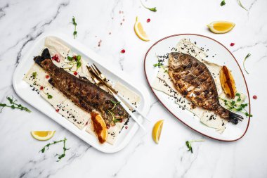 Izgara alabalık ve dorado hazırla. Kızarmış balık filetosu ve sebze. Ketogenik, keto ya da paleo diyeti öğle yemeği, sağlıklı beslenme eğilimi. Üst görünüm.