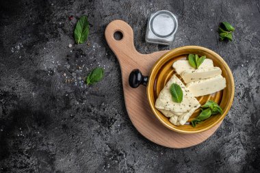 Naneli dilimlenmiş halloumi peyniri. Kıbrıs peyniri gıcırdıyor. afiş, menü, metin için tarif yeri, üst görünüm.