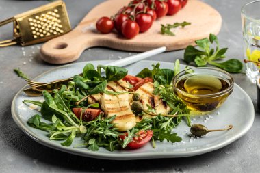 Kızarmış halloumi ve domatesli vejetaryen salatası, yakın plan ketojenik diyet. Lezzetli kahvaltı ya da atıştırmalık, temiz yemek, diyet, vejetaryen yemek konsepti. en üstteki görünüm.