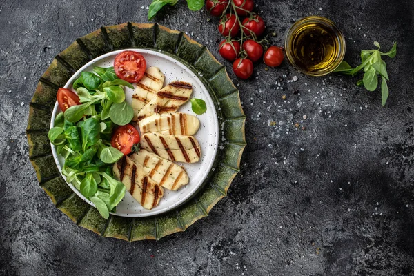 Frischer Salat Mit Gegrilltem Halloumi Tomaten Kapern Salat Und Rucola — Stockfoto
