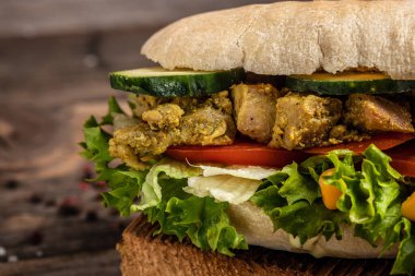 Kızarmış sandviç sandviçi, yanında çıtır tavuk ve salata. Türk tavuklu sandviç. Fast food. Boşluğu kopyala,