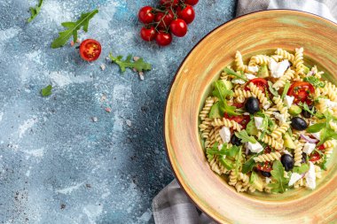 Domates, avokado, siyah zeytin, kırmızı soğan ve peynirli makarna. Uzun pankart biçimi, üst görünüm.