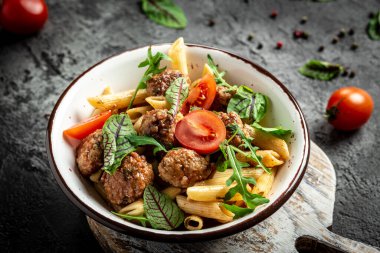 Baharatlı domates soslu köfteli makarna. Restoran menüsü, diyet, yemek kitabı tarifi afişi, metin yeri, üst görünüm,