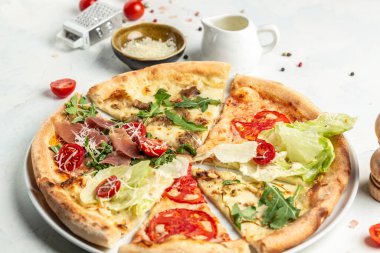 Farklı dolma dilimli pizza seti, bir dilim pizza margherita. Pizza margaritası ve yakın çekim. Yemek tarifi geçmişi,