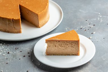 Karamelli cheesecake, karamel soslu bir parça lezzetli kek.,