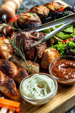 Lezzetli ızgara et ve sebze. Ahşap tabakta ızgara bbq eti ve sebzeler. Restoran menüsü, diyet, yemek kitabı tarifi üst görünümü,