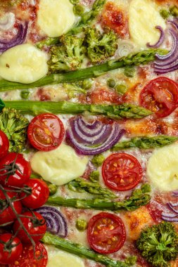 Taze kuşkonmaz, bezelye, mozzarella ve kiraz domatesli turta. Vejetaryen yemek tarifi geçmişi. dikey görüntü. en üstteki görünüm.