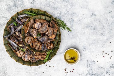 Tatlı mor patates kızartması. Temiz yemek, diyet, vejetaryen yemek konsepti. Üst Manzara. afiş, menü, metin için tarif yeri, üst görünüm.