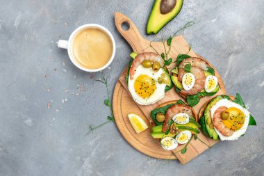 Ekmek, yumurta, ıspanak, avokado, karides ve gri arka planda bir fincan kahve ile tost yapın. Ketogenik kahvaltı. Süper yiyecek konsepti. Sağlıklı, temiz yemek. Üst görünüm,