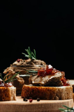 Soğan reçeli soslu karaciğer ezmesi. Taze ev yapımı sebzeli tavuk ciğeri ezmesi. Restoran menüsü, diyet, yemek kitabı tarifi. dikey görüntü. Üst Manzara. metin için yer.