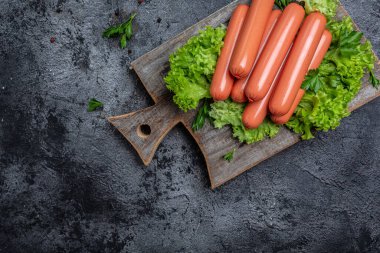 Sosisler vejetaryen vejetaryen ya da vejetaryen atıştırmalıkları yemeye hazır. Vejetaryen bitkisinden yapılmış sosisler soya fasulyesi taklidi et. metin için yer, üst görünüm.