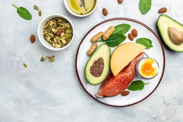 Alimento Dieta Keto Salmón Aguacate Queso Huevo Espinacas Nueces Concepto —  Fotos de Stock