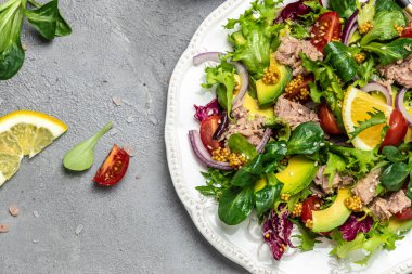 Marullu ton balığı salatası, vişneli domates, avokado ve kırmızı soğanlı. Süper yiyecek konsepti. Sağlıklı, temiz yeme konsepti. Vejetaryen ya da glütensiz diyet. Üst görünüm.