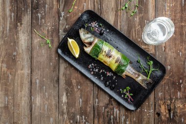 Izgara alabalık. Sağlıklı beslenme konsepti. Restoran menüsü, diyet, yemek kitabı tarifi üst görünümü.
