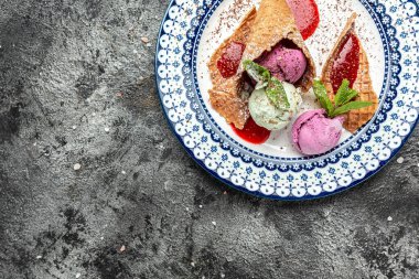 Koyu arkaplanda naneli waffle külahlı lezzetli dondurmalar. Üst Görünüm.