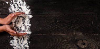 Fırıncının elleri arka planda hamur yoğuruyor. Ekolojik olarak doğal hamur işleri hazırlıyor. Uzun afiş biçimi. en üstteki görünüm.