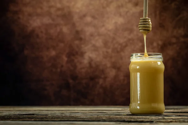 Honigglas Und Kochlöffel Glas Bienen Produzieren Frischen Gesunden Honig Honig — Stockfoto