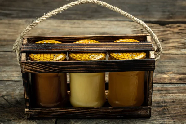 Sammlung Von Gläsern Mit Verschiedenen Honigsorten Hell Dunkel Und Creme — Stockfoto