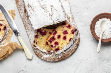 Tatlı olarak böğürtlenli hamur keki, kirazlı kek, ev yapımı sünger kek veya beyaz masada şifon kek. Ev yapımı fırın konsepti, metin yeri, üst görünüm,