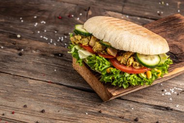 Kızarmış sandviç sandviçi, yanında çıtır tavuk ve salata. Türk tavuklu sandviç. Fast food. Boşluğu kopyala,