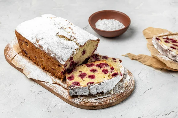 Tatlı olarak böğürtlenli dilimlenmiş meyve ekmeği, kirazlı kek, ev yapımı sünger kek veya beyaz masada şifon kek. Ev yapımı fırın konsepti, metin yeri, üst görünüm.