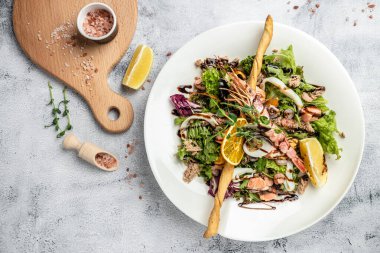 Taze karides salatası, marul yeşili karışım, otlar ve zeytinyağı, limon sosu. Sağlıklı yemek. Restoran menüsü, diyet, yemek kitabı tarifi üst görünümü