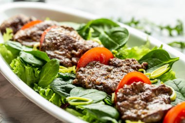 Tavuk ciğeri, bebek ıspanağı, domates ve balzamik soslu sıcak salata. Yemek tarifi geçmişi. Kapat..