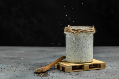 Sağlıklı kahvaltı. Chia tohumu pudingi. Chia tohumlu yoğurt sağlıklı süper yiyecek. Cam kavanozlarda süzme peynirli smoothie. metin için yer.