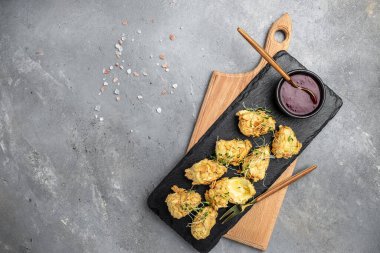 Kızılcık reçeli ve fındıklı fırında camembert peyniri. Geleneksel Gurme Kahvaltı. afiş, menü, metin için tarif yeri, üst görünüm.