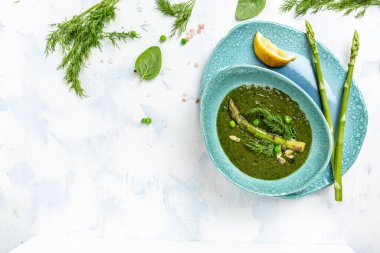 kuşkonmaz, ıspanak ve ıspanak çorbası. Temiz yemek, diyet, vejetaryen, vejetaryen, hafif arka planda sağlıklı gıda konsepti. Düz yatıyordu. Pankart. Üst görünüm.