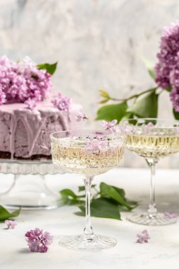 Lezzetli bir Prosecco, şampanya, çilekli pasta buketi mor zambak, Fransız mutfağı, kartpostal, arka plan.