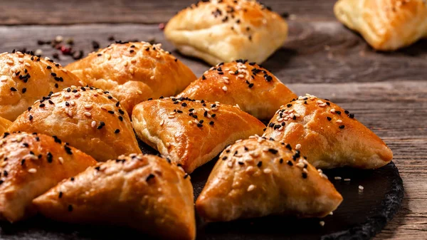 Geleneksel Hint mutfağı samosaları, lezzetli hamur işleriyle pişirilmiş hamur işleri, kırsal arka planda baharatlı popüler Hint atıştırmalıkları, üst manzara..