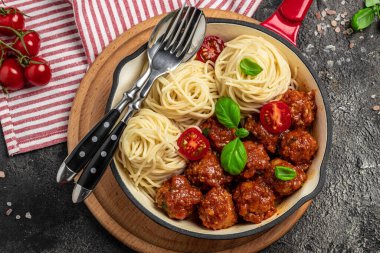 Domates soslu ve köfteli İtalyan makarnası. Restoran menüsü, diyet, yemek kitabı tarifi üst görünümü.