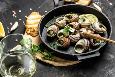 Soslu salyangoz, Bourgogne Salyangoz. Tereyağı ve baharatlı fırında salyangoz. Gurme yemekleri. Tarif geçmişi. Kapat..