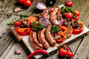 Barbekü menüsü. Tahta tahtada sebzeli leziz bbq aperatifleri ızgara et çeşitleri. afiş, menü, metin için tarif yeri, üst görünüm.