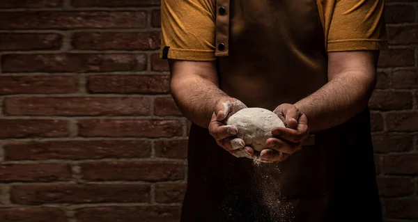 Чоловік Готує Хлібне Тісто Пекарні Темному Тлі Довгий Формат Банера — стокове фото