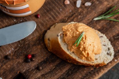 Somon ve krem peyniri kavanoza serpiştirilmiş. Somon ezmesi, krema, börek ve tost. Yahudi mutfağı menüsü.