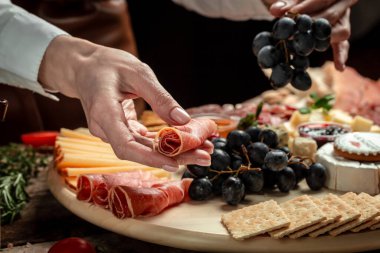 Kesme makinesinde İspanyol jamon iberico dilimlemek. İspanyol jamonu ve geleneksel yemekler. İspanya 'nın gastronomik ürünleri, uzun pankart biçimi,