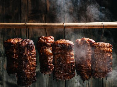 Smokehouse 'da yeni tütsülenmiş jambon. Organik bir çiftlikten gelen doğal bir ürün. afiş, menü, metin için tarif yeri.