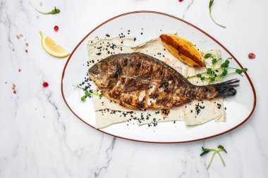 Limonlu ve maydanozlu Dorado balığı. Bütün BBQ deniz kepeği pişti. Dorado ızgarası. Ketogenik, keto ya da paleo diyeti öğle yemeği, sağlıklı beslenme eğilimi. Üst görünüm,