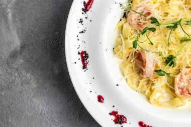 Izgara karidesli makarna, beşamel sosu, peynir ve mikroyeşil, İtalyan mutfağı, pankart, menü, yazı için tarif yeri, üst görünüm.