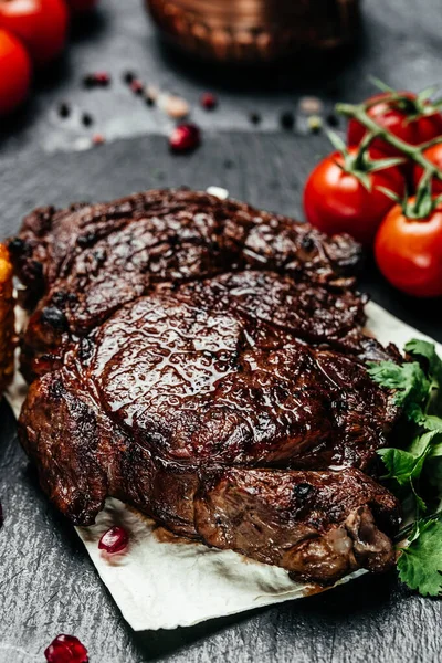 Biftek Black Angus Pişmiş Baharatlı Biftek Dikey Görüntü Üst Manzara — Stok fotoğraf