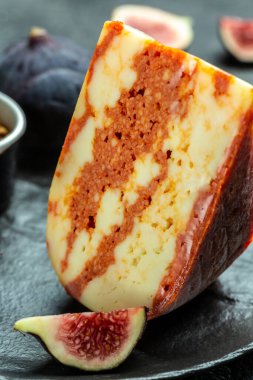 Peynir alışverişi, üzerinde incir ve bal olan bir parça mermer peynir, peynir tabağı, atıştırmalıklar, hayat. dikey görüntü. Üst Manzara. metin için yer.