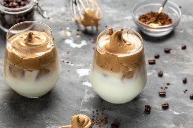 dalgona kahve, hazır kahve, pankart, menü, metin için tarif yeri ve köpüklü Kore içeceği latte..