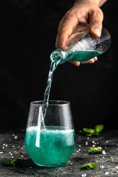 Bebida Azul Baja Alcohol Bebidas Coloridas Refrigeradas Sobre Fondo Negro —  Fotos de Stock