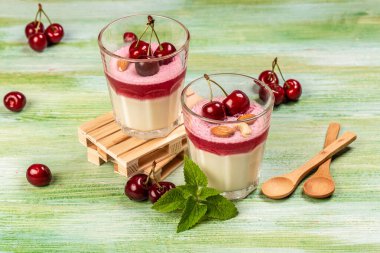 Taze böğürtlenlerle süslenmiş kirazlı İtalyan tatlı panna cotta. Ev yapımı tatlı panna cotta. Yemek tarifi geçmişi. Metin için boşluk.