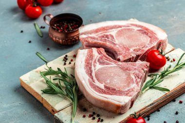Kaburgalı domuz eti. Çiğ domuz pirzolası. Tenderloin. Entrecote. Organik yiyecekler. afiş, menü, metin için tarif yeri, üst görünüm.