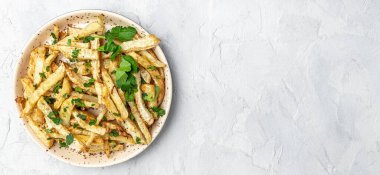 Hafif Arkaplanda Kızarmış Havuç. Tabakta garnitür var. Lezzetli vejetaryen kahvaltısı ya da hafif bir arka planda atıştırmalık, temiz yemek, diyet, vegan gıda konsepti. Uzun afiş biçimi. en üstteki görünüm.