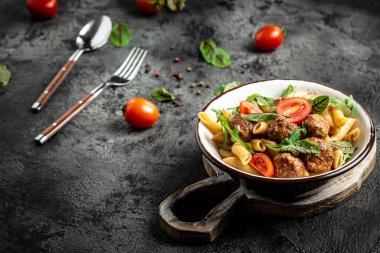 Baharatlı domates soslu köfteli makarna. Restoran menüsü, diyet, yemek kitabı tarifi afişi, metin yeri, üst görünüm,