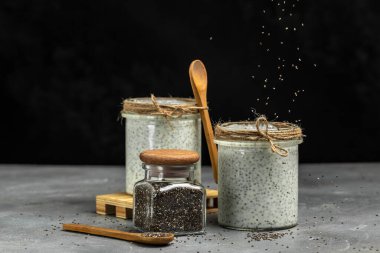 Sağlıklı kahvaltı. Chia tohumu pudingi. Chia tohumlu yoğurt sağlıklı süper yiyecek. Cam kavanozlarda süzme peynirli smoothie. metin için yer.